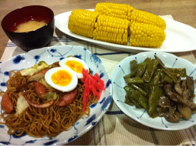 Snapdishの料理写真:焼きそば・ささげと舞茸の油炒め煮・とうもろこし・大根と人参の味噌汁|まーままさん