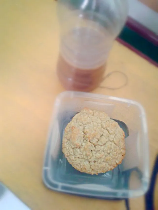 02/08/2014 - lanche da tarde

muffin de banana e canela Dr Dukan + whey de chocolate duplo|Gabriela Baptistaさん