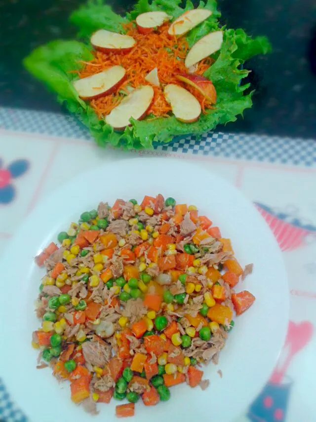 06/08/2014 - jantar

refogado de atum + cenoura cozida + milho + ervilha
salada de alface + cenoura ralada + lascas de maçã
molho de mostarda para acompanhar|Gabriela Baptistaさん