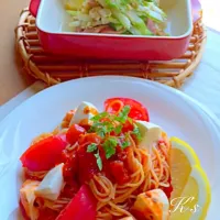 暑い日のランチ💗                        モッツァレラチーズとトマトの冷製パスタ                                      セロリとスモークタン＆チキンの粒マスタードマリネ