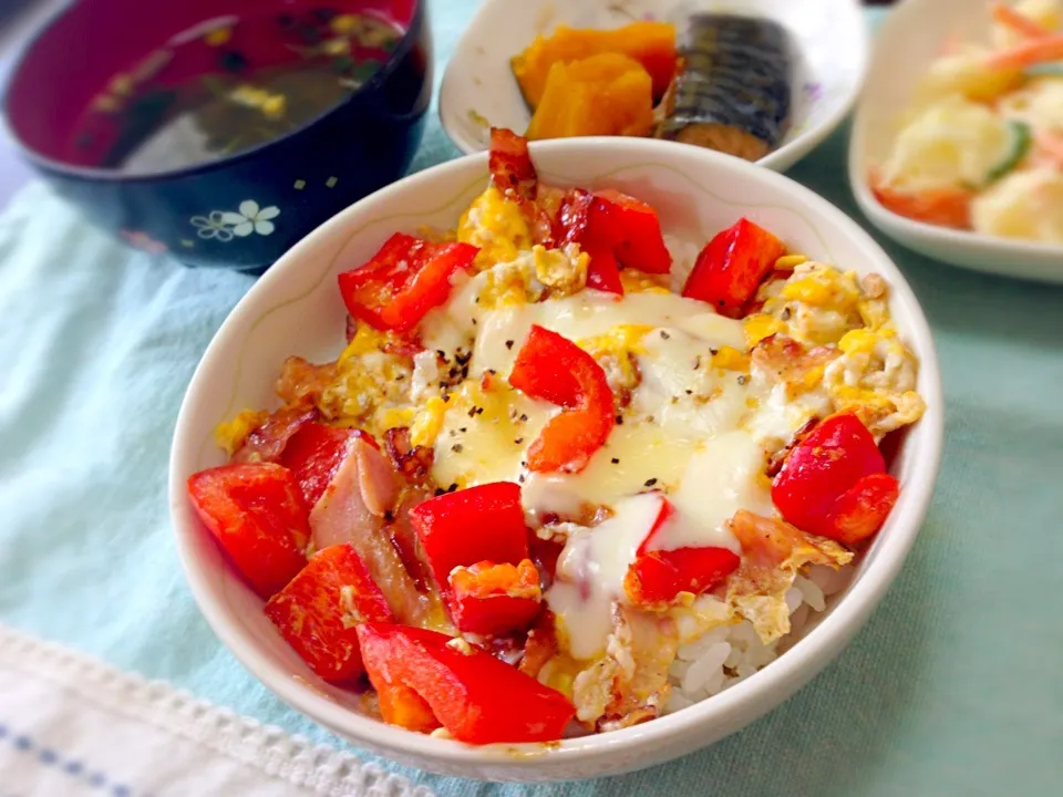 赤パプリカとベーコンのスクランブルエッグ丼☆|ゆりさん