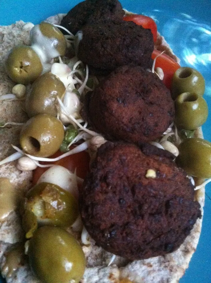 Snapdishの料理写真:Falafel & pitta bread|Nick Hiderさん