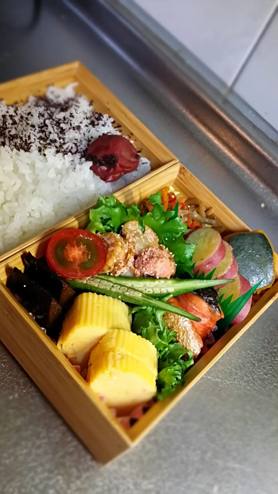 《金曜日のお弁当》🍱

・ごぼう、人参のきんぴら
・かぼちゃの煮物
・富津金時さつま芋塩レモン煮
・チビホタテ明太子いり煮
・だし巻き玉子
・ニシンの甘露煮（市販品）
・焼き鮭
・プチトマト🍅

行ってらっしゃ〜い♡|藤田 まり子さん