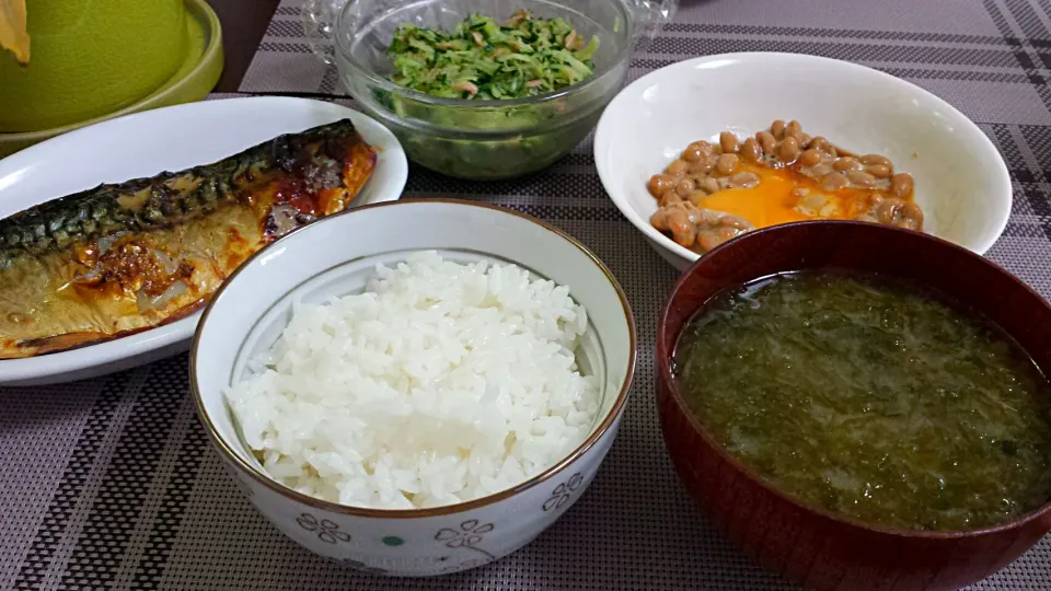 Snapdishの料理写真:鯖の塩焼き、納豆玉子、ツナとキュウリの和え物、あおさのお味噌汁～♪|三宅章人  Akihito Miyakeさん