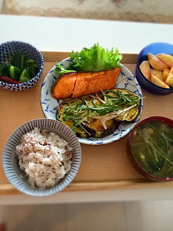 賀茂茄子のステーキ、鮭の塩焼き、五穀ご飯、水菜とワカメ、長ネギの味噌汁、キュウリの浅漬け、桃|Yuki Kamogawaさん