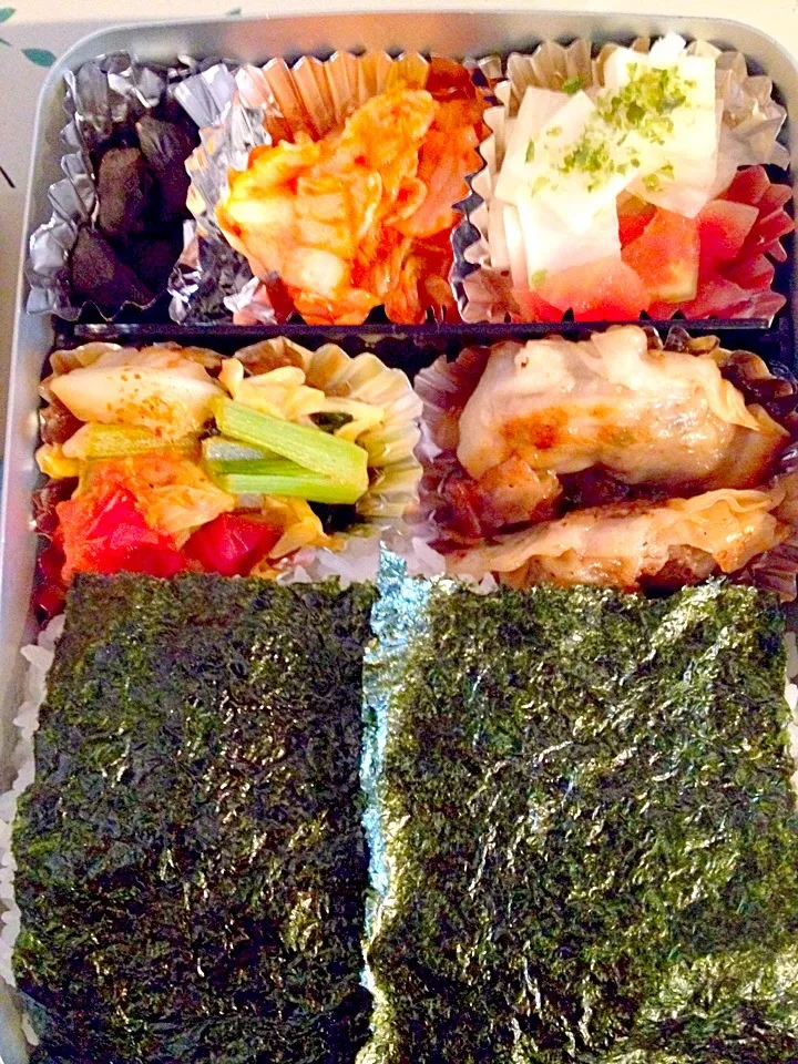 Snapdishの料理写真:パパお弁当🍱  餃子＆🍅トマトとキャベツ小松菜の炒め物、キムチ、大根と西瓜の酢漬け、黒にんにく|ch＊K*∀o(^^*)♪さん