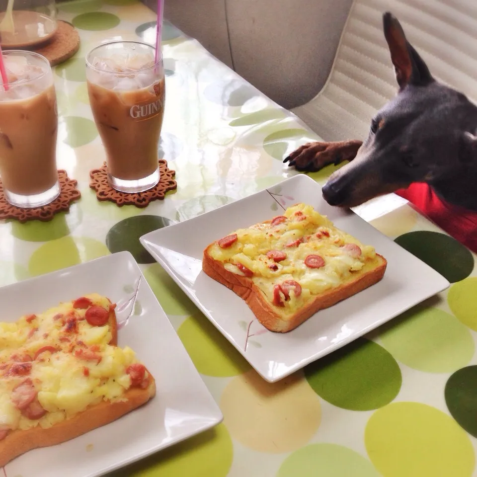 チーズポテトースト。スパイシーミンチやベーコンがいいけど、今日は安いウィンナーで残念バージョン。|うさ爺さん