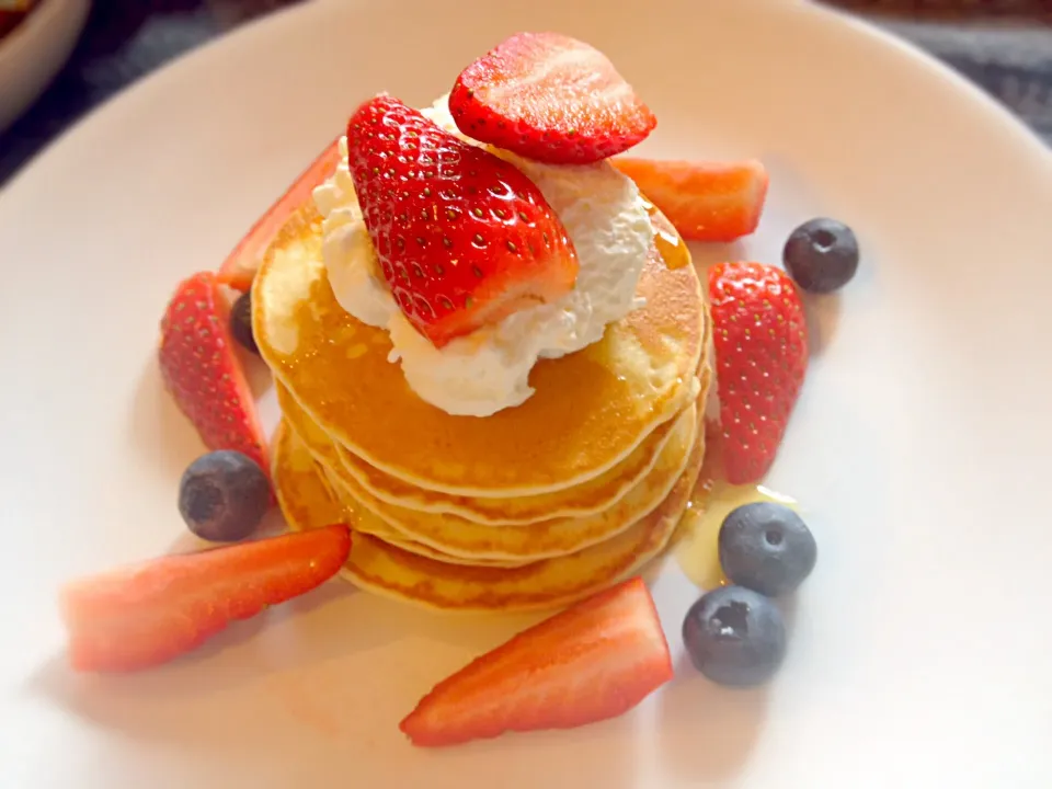 Pancake& whip cream&fresh fruits.|mee aphipongさん