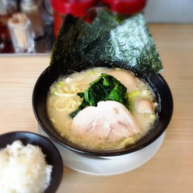 味玉ラーメン 塩豚骨麺硬め、脂少な目味薄目|美也子さん