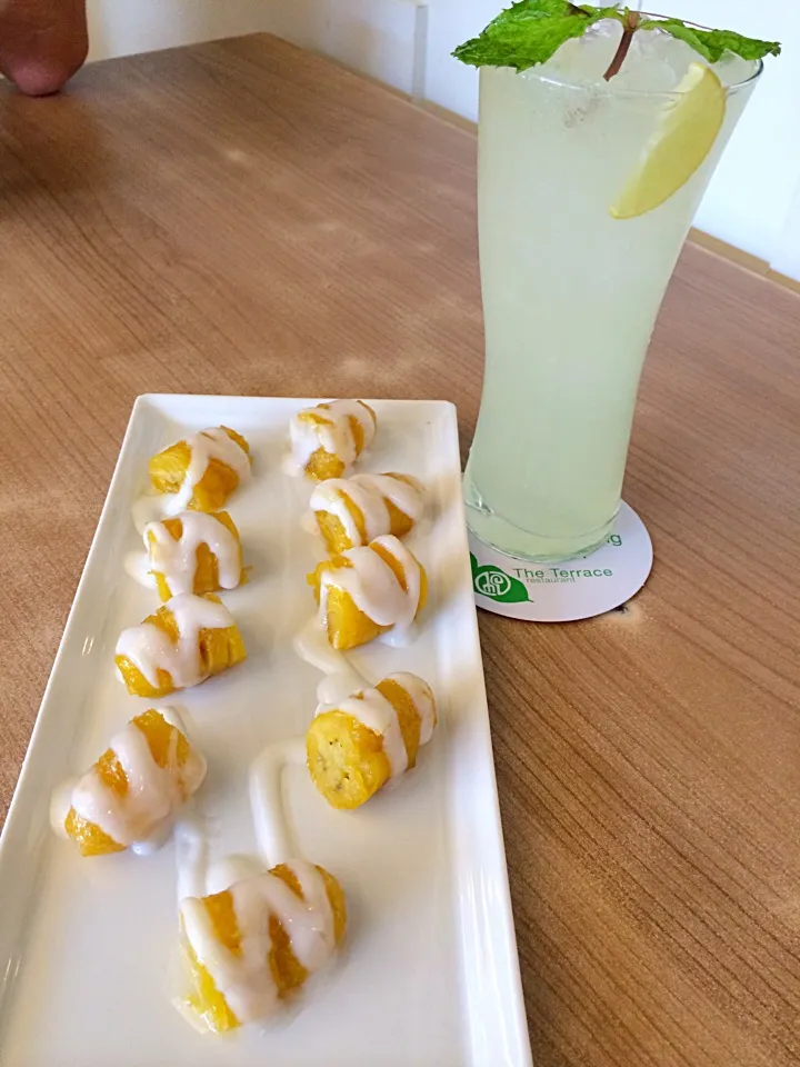 Snapdishの料理写真:กล้วยเชื่อม (Sweet Banana w/ Coconut Milk)|みいさん