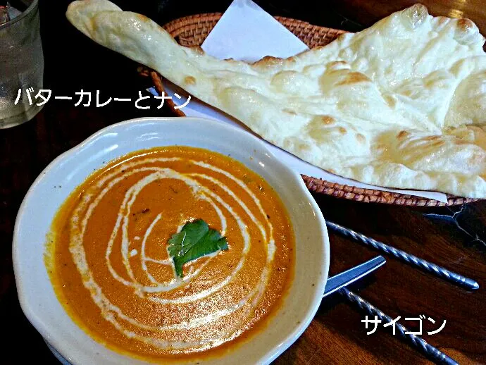 Snapdishの料理写真:辛くてコクのあるバターカレーとアツアツナン！#サイゴン|シオミン shiominさん