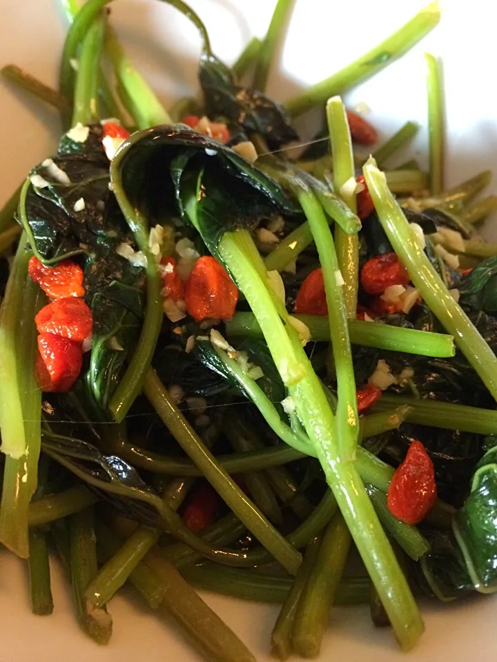 Sweet potato leaves stirfried with garlic and goji berries|Ong Sor Fernさん