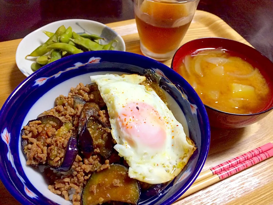 ひき肉となすの甘辛丼♥️|あきさん