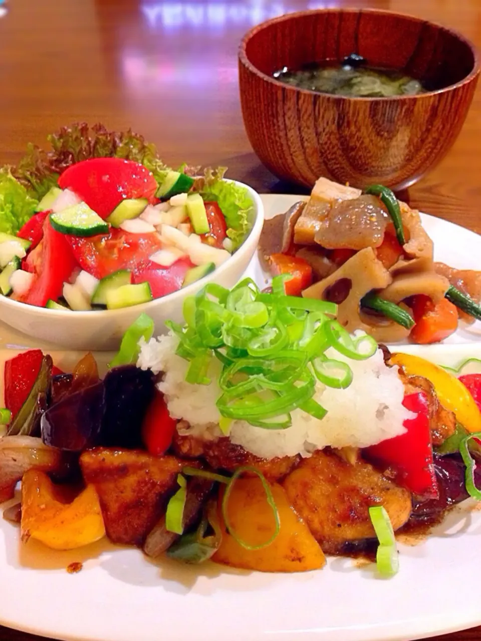 ⭐️くららさんの鶏肉のバルサミコ酢照り焼きおろしかけ ⭐️根菜とこんにゃくの煮物 ⭐️トマトのサラダ ⭐️ネギとわかめの味噌汁|よっちぃさん