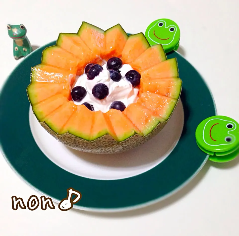 Snapdishの料理写真:熟れたメロン🍈にホイップクリーム💚幸せ〜🐸✨|nonさん