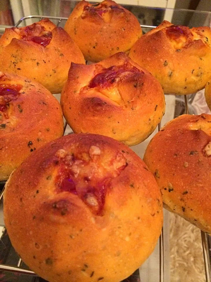 トマトバジルパン〜モッツァレラ入〜|迫田眞澄さん