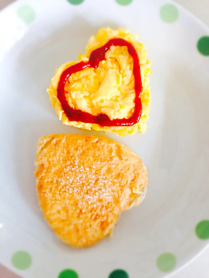 Heart-shaped peanut bread and scrambled egg.|samantha wさん