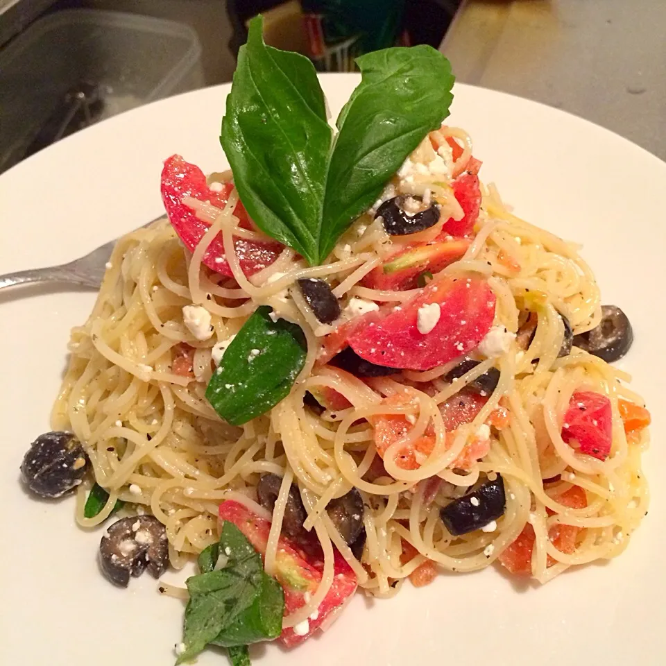 Smoked Salmon with Tomato, Black Olives and Fresh Basil Cold Pasta|Kath Kanekoさん