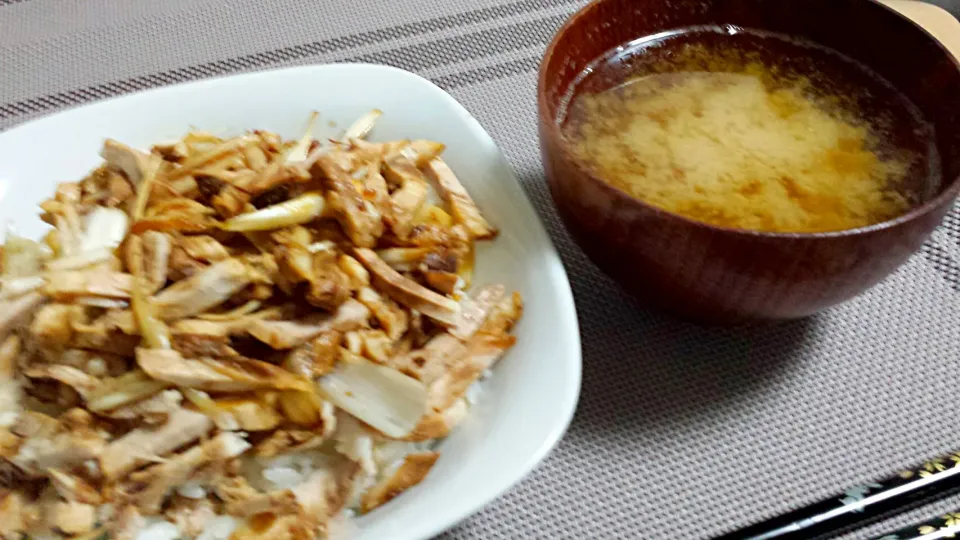 ネギチャーシュー丼🍜とかじめのお味噌汁～♪|三宅章人  Akihito Miyakeさん