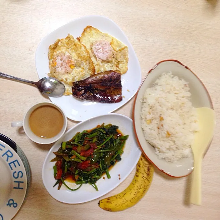 Snapdishの料理写真:Fried Rice,&Egg Grilled Fish, Adobong Kangkong for Breakfast😋😋😋|meraflorさん