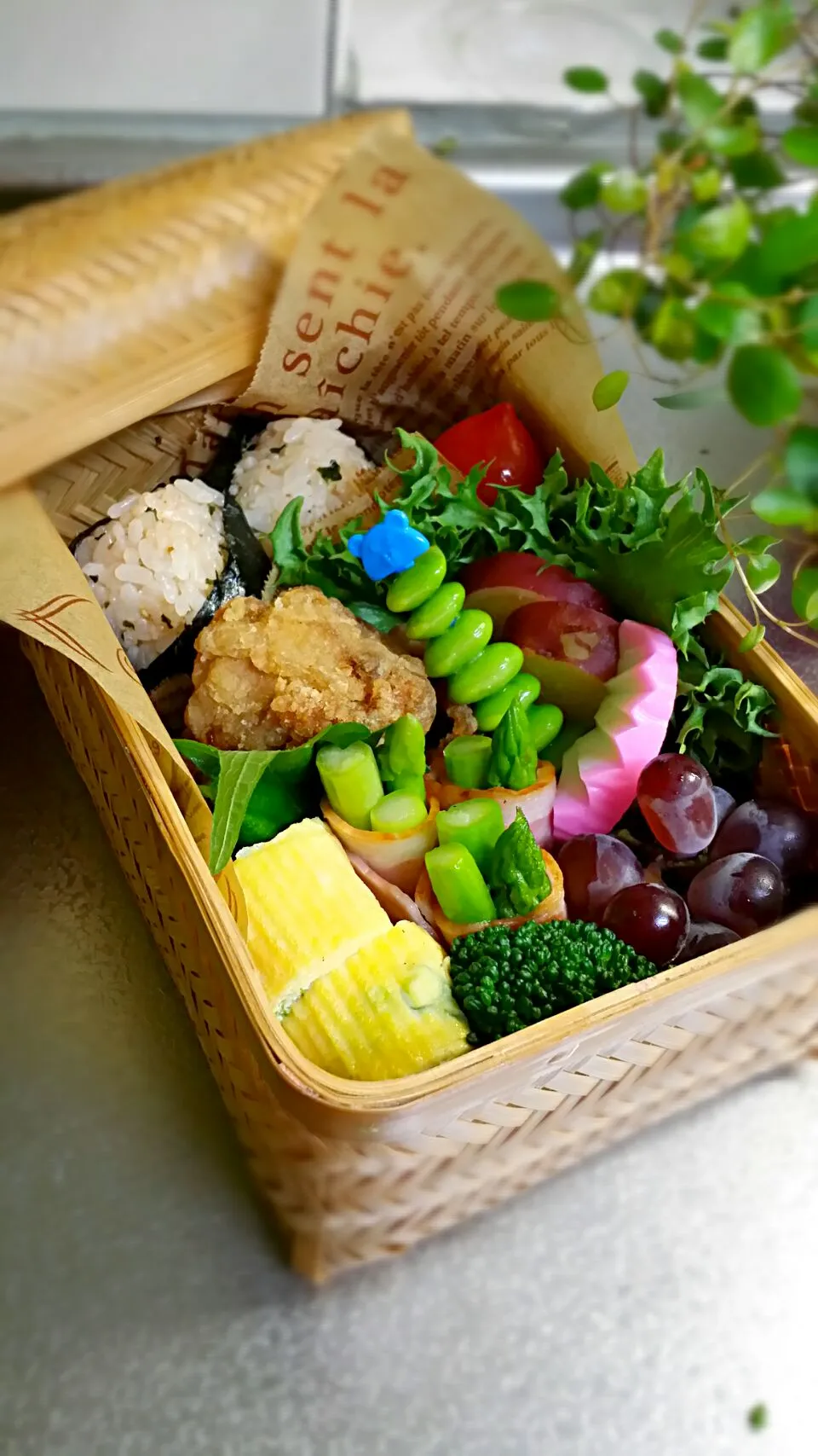 《土曜日弁当》🍱

・おにぎり🍙　おかか・梅干し
・鶏の唐揚げ
・アスパラベーコン巻き
・だし巻き玉子
・ぶどう🍇

行ってらっしゃ〜い♡|藤田 まり子さん