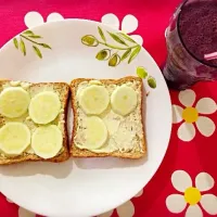 Zucchini on cream cheese toast with blueberry banana smoothie|wei weiさん