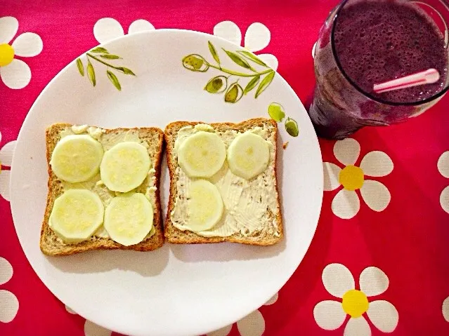 Zucchini on cream cheese toast with blueberry banana smoothie|wei weiさん