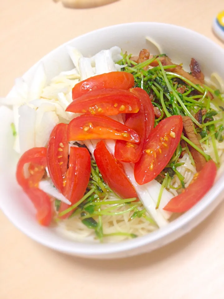 長芋とトマトと、豆苗と焼き豚いため をのっけた混ぜ素麺。|あぼちさん