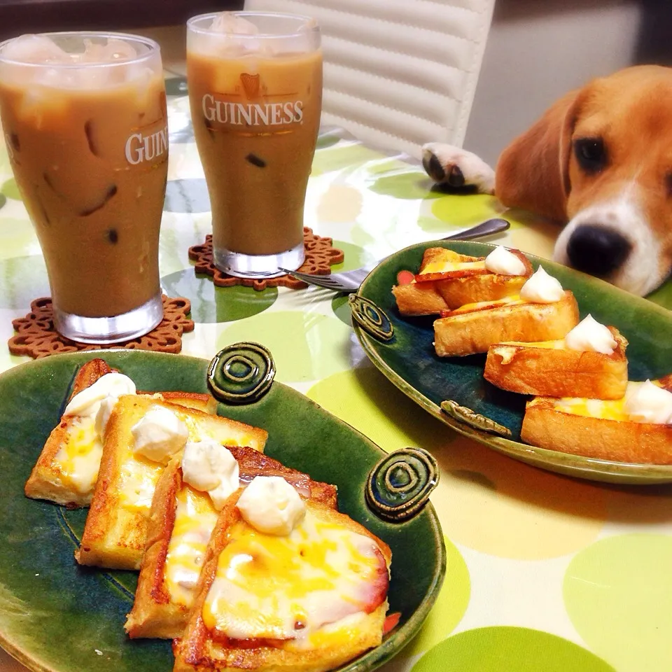 ベーコンとチーズのフレンチトースト。アイスメイプルカフェオレ。犬。|うさ爺さん