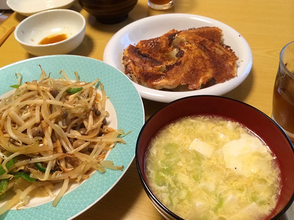 はねつき餃子、もやし炒め、豆腐と玉子の中華スープ。|liccaさん