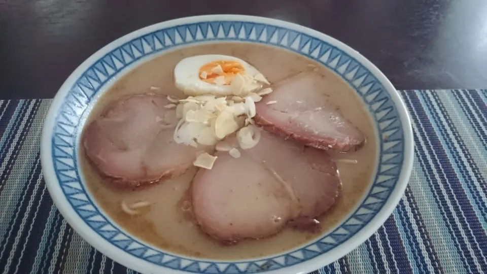 もっこす亭のラーメン買ってきて作成。涼しいので美味さアップ！！|SATOSHI OOCHIさん