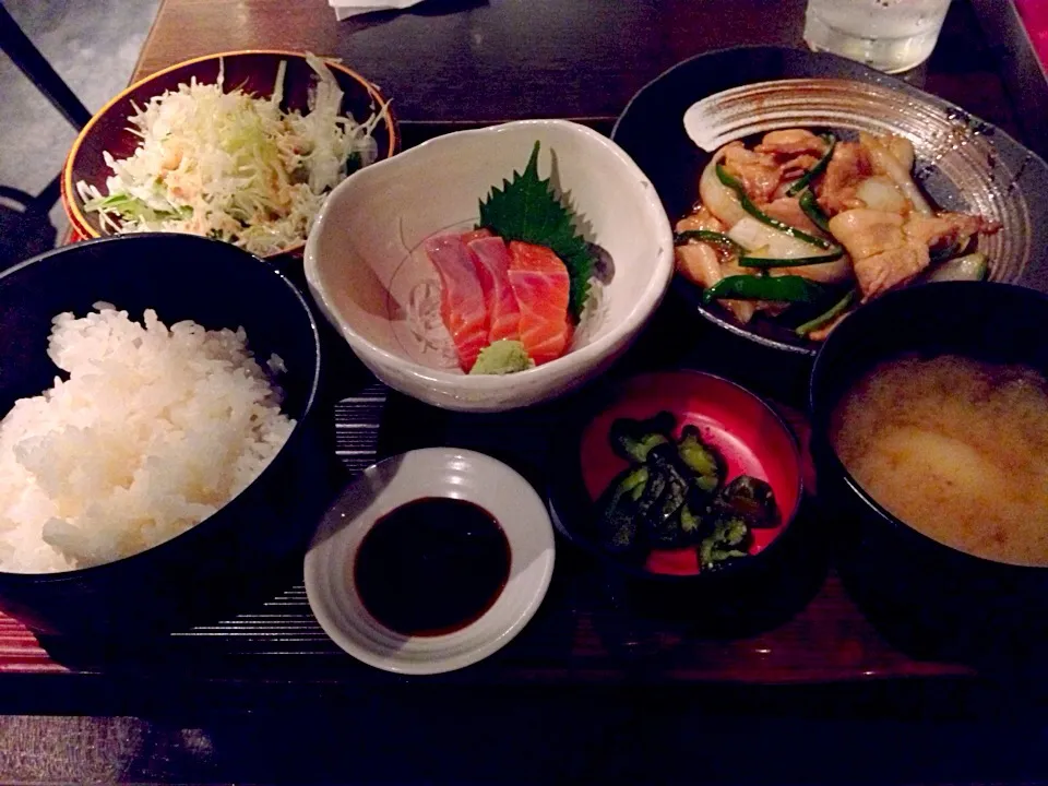 Snapdishの料理写真:豚生姜焼きとサーモン刺身定食|Yukie  Toriseさん