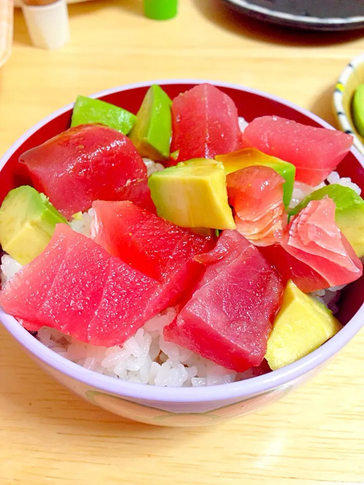 Snapdishの料理写真:マグロとアボカ丼|yumiwoさん