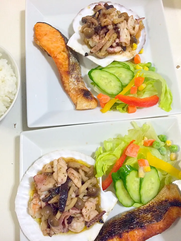 Snapdishの料理写真:Grilled salmon#seafood mix w/mushroom(.アヒージョ)salad w/cheese dressing|MJ🇵🇭🇯🇵さん