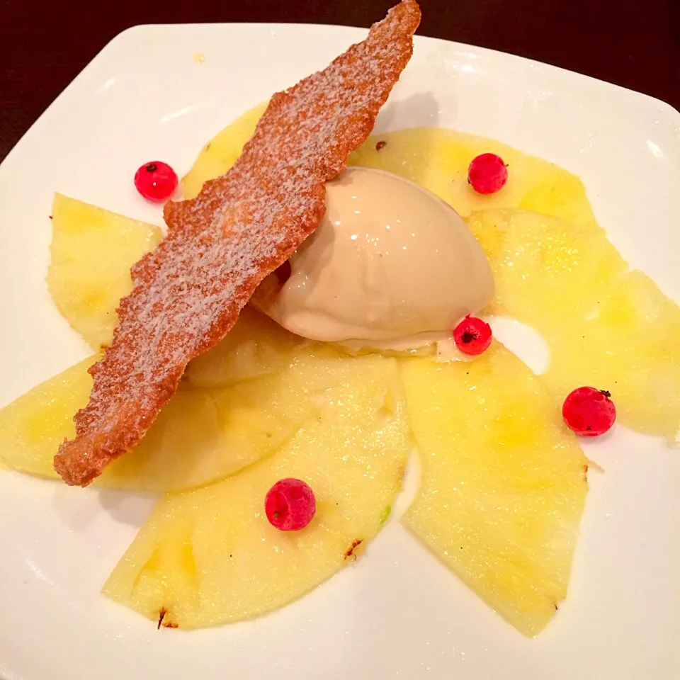 Snapdishの料理写真:Ananas en carpaccio, glacé au ＜ Kokutou ＞|charさん