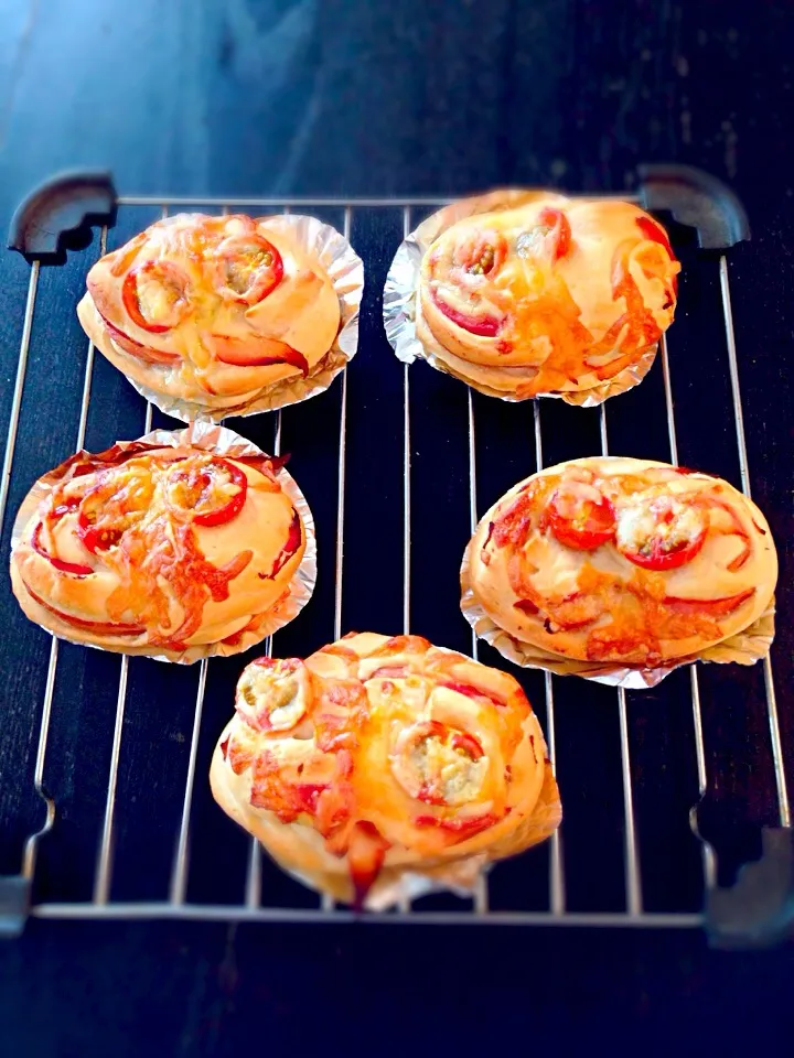 ベーコンとチーズ、ミニトマトのパン|Jez5さん