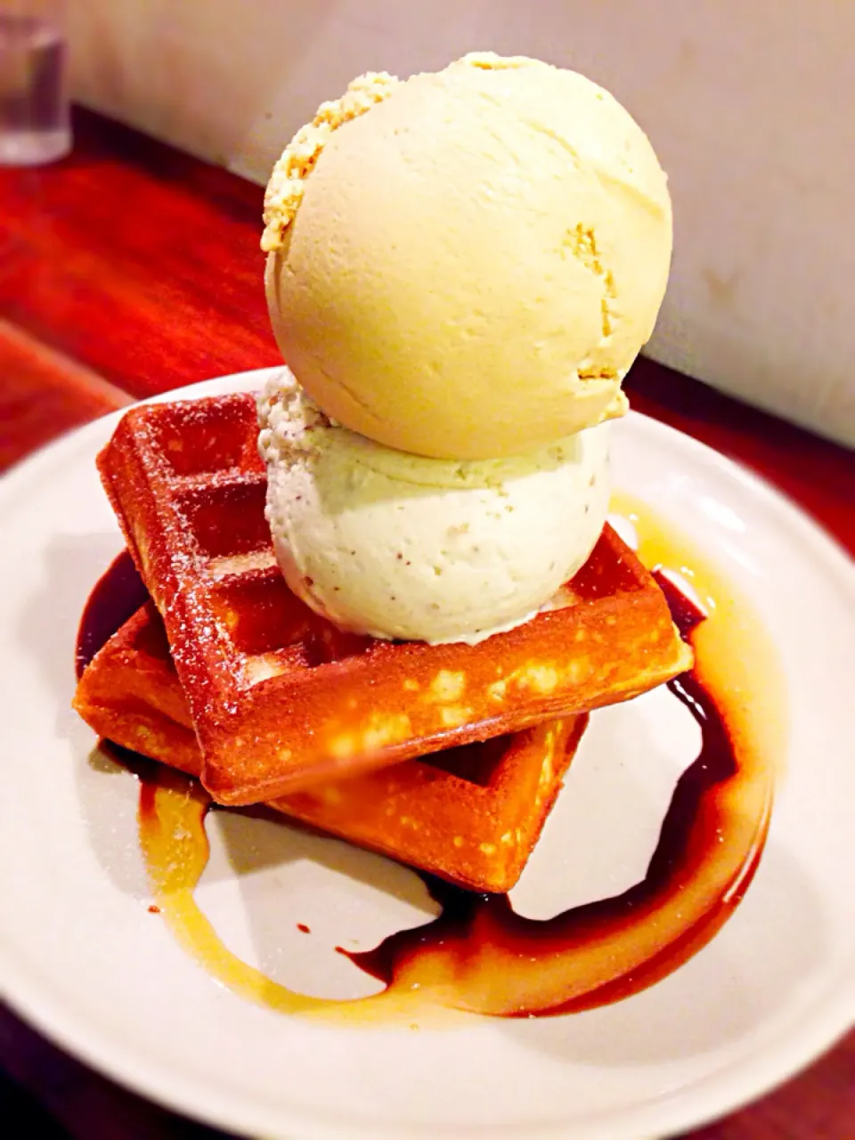 Belgian waffles with sea salt gula melaka ice cream & banana chocolate ice cream@Creamier|coxiella24さん