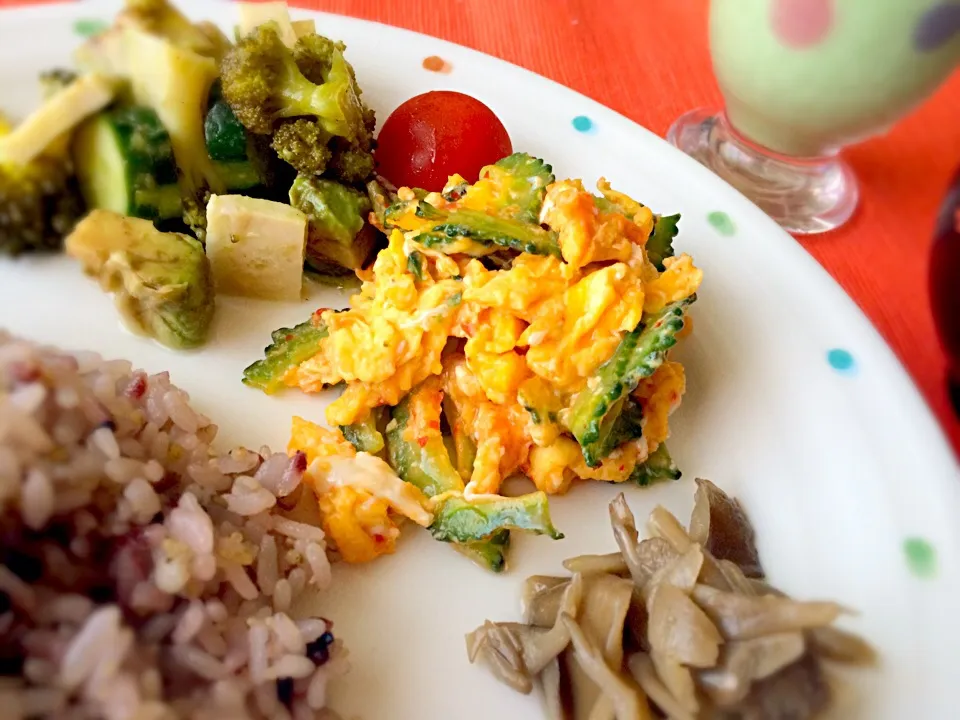 朝ごはん(ゴーヤと卵のチリソース、梅ポンマイタケ、マリネ、納豆ごはん、しめじととろろ昆布のお味噌汁、ヨーグルト、青汁、グレフル)|ゆにょさん