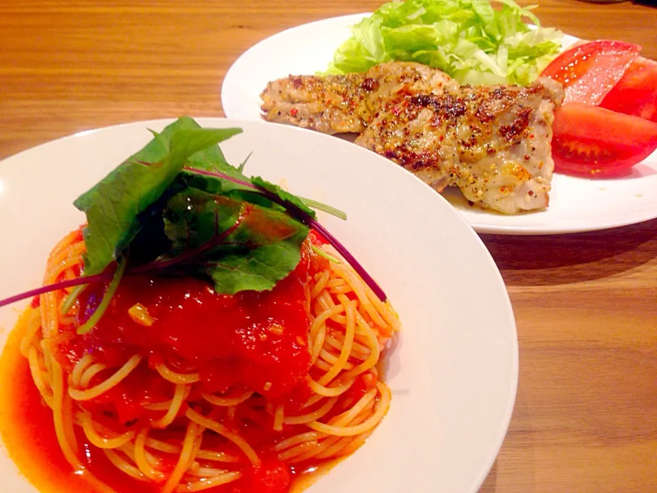 トマトの冷製パスタと鶏のレモンスパイス焼き|あやかさん