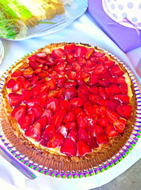 tarta de crema pastelera y frutillas|Cesar Checharさん