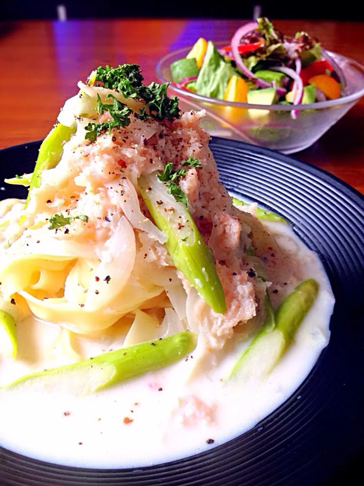 ⭐️蟹とアスパラのスープパスタ ⭐️野菜サラダ イタリアンドレッシング|よっちぃさん