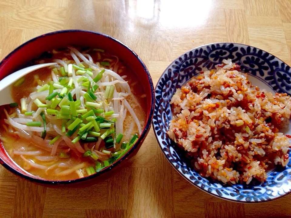 もやしのせ豚骨ラーメン・納豆炒飯|Tarou  Masayukiさん