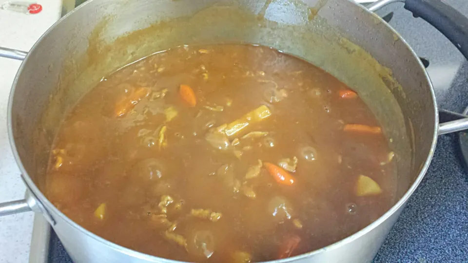 今日の晩ごはん、カレーを煮込みちう♪|三宅章人  Akihito Miyakeさん