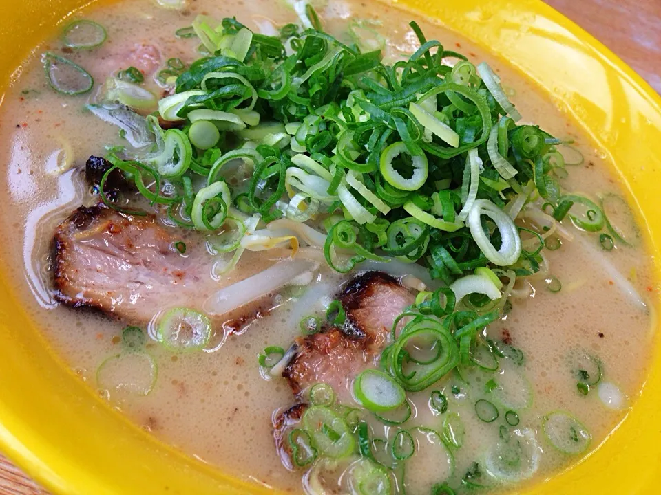 柚子とんこつラーメン。麺に柚子を練り込んださっぱり派！息子も気に入った模様w|たけうちさん