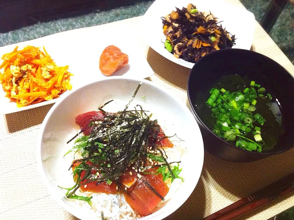 ⚫︎まぐろ漬け丼 ⚫︎お吸い物 ⚫︎人参しりしり ⚫︎ひじき煮物|ぷみさん