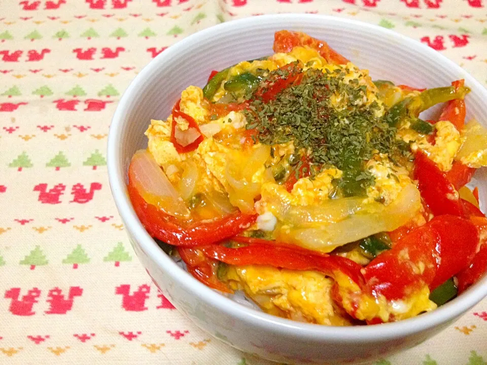 トマトとパプリカの卵とじ丼|ハルさん