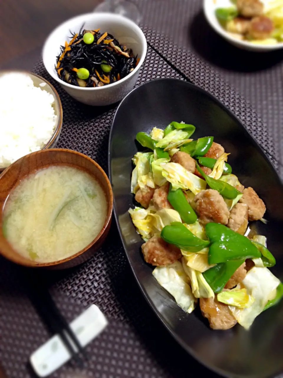 肉団子と野菜のピリ辛炒めの晩ご飯|mikaさん