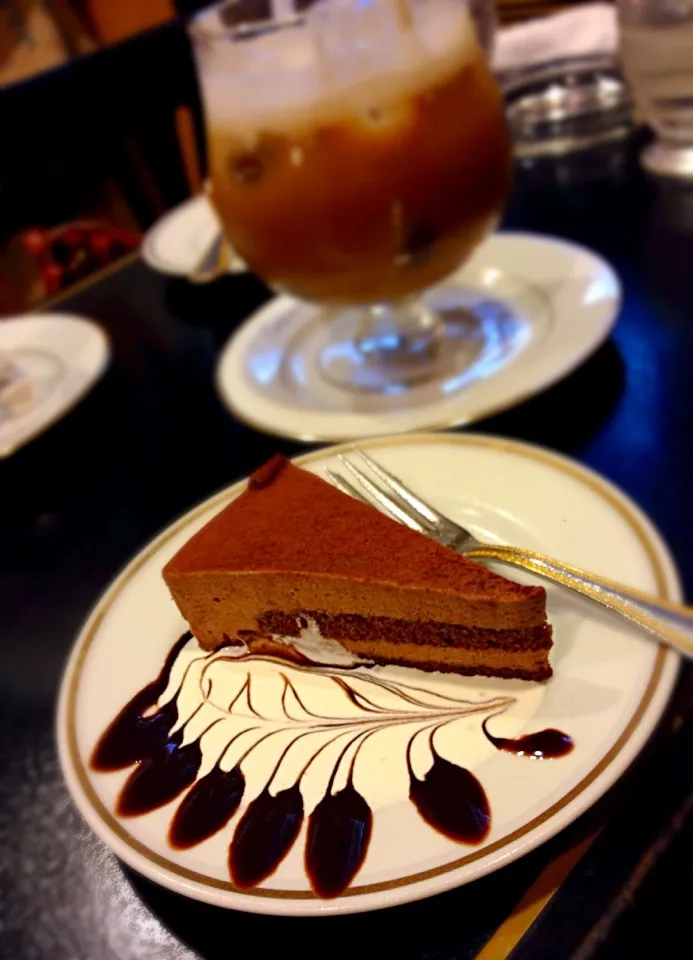 Snapdishの料理写真:チョコレートケーキと自家焙煎アイスコーヒー|tonさん