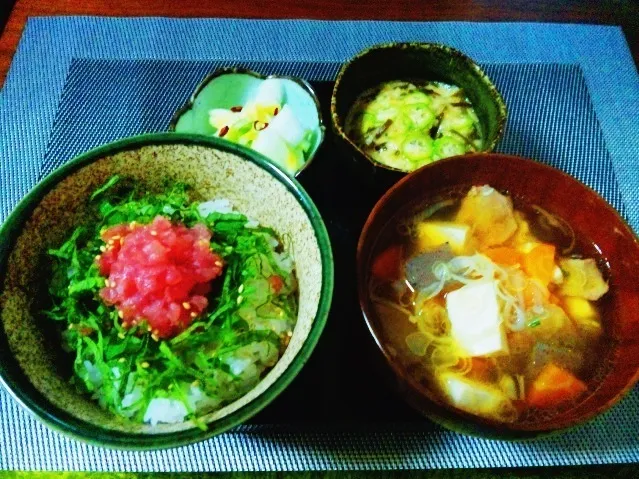 まぐろのたたき丼 けんちん汁|青りんごさん