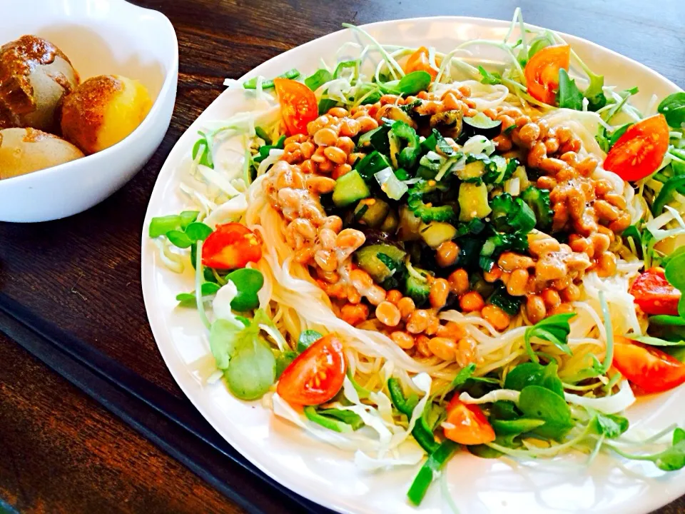 Snapdishの料理写真:夏野菜と納豆のサラダ素麺と自家製男爵の蒸かしたんゴマだれがけ|トキロックさん